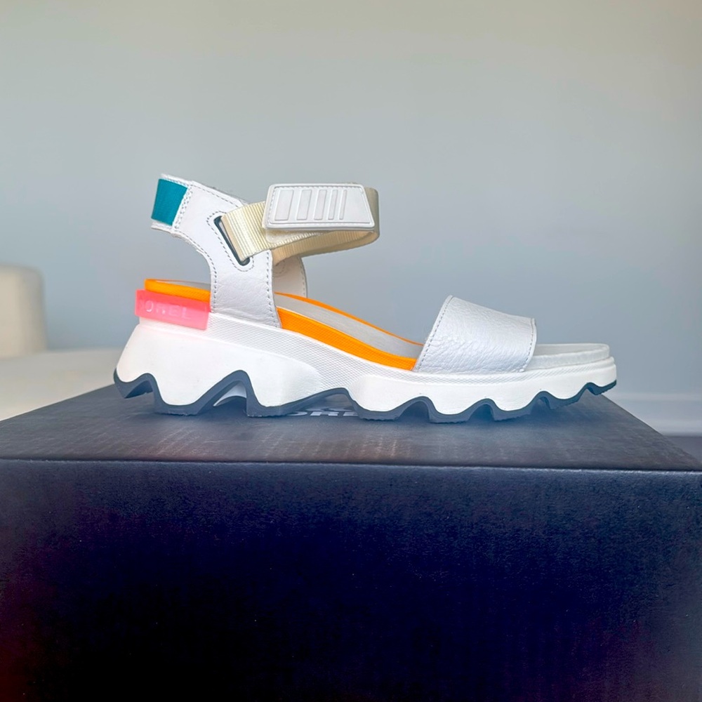 New in box Sorel Kinetic Sandal, size 7.5. Cute, but never wore them!